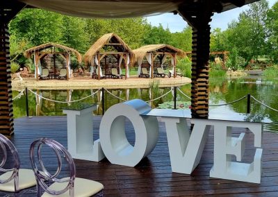 Az esküvői teraszról a pálmalevél fedésű napozó bungalók láthatók.