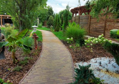 Térköves burkolaton lehet körbejárni az egzotikus parkot.