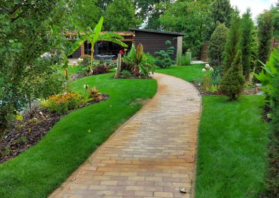 Kalandosan kialakított fűfelület.