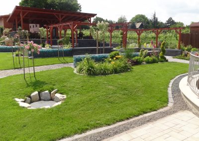 Virágágyások és lugasok a parkban