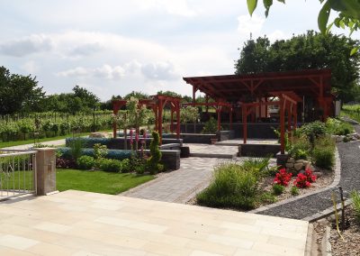 Vendégek fogadására kialakított burkolt felületek a parkban.