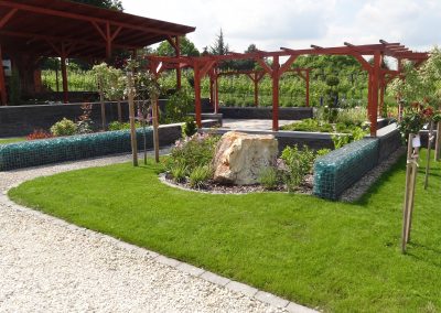 Az etyeki Flamingó Panzió parkja