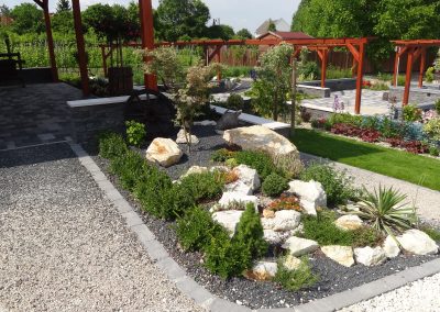 A Flamingó Panzió parkjának sziklakertje.