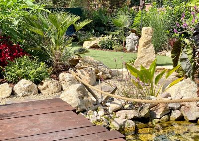 Trópusi kert sziklákból kirakott egzotikus ágyásokkal