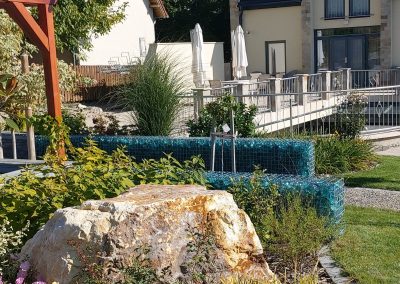 Az etyeki Flamingó Panzió parkja - Óriás szikla, üvegsziklával feltöltött gabion támfal.