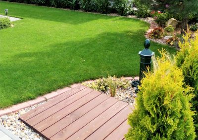 A vízóra akna elrejtése dekoratív fa burkolattal