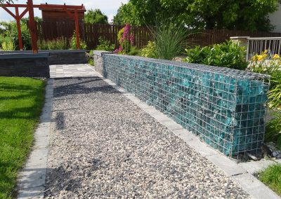 Flamingó Panzió parkja, Etyek - Gabion támfal üvegsziklával feltöltve.