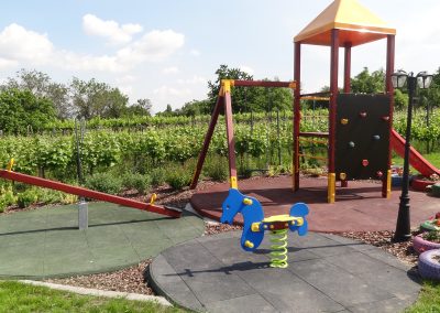 Flamingó Panzió parkja - Játszótér a parkban