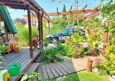 Faburkolatok az ágyások között, egy-két tiki szoborral tarkítva.