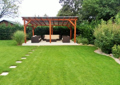 Mediterrán kert Érden kerti pihenővel, melyhez tipegősor vezet