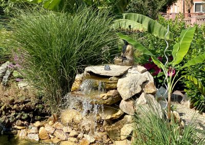 Trópusi kert szikla vízeséssel