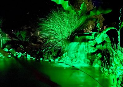 Vízesés éjszakai megvilágítása