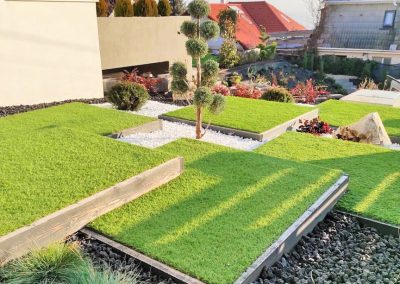 Szintekkel tagolt gyepfelületek melyeket műfűvel borítottunk