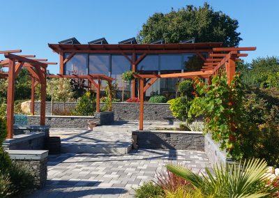 Flamingó Panzió parkja, Etyek - Tagolt többszintes burkolat térkőből kialakítva, támfalak.